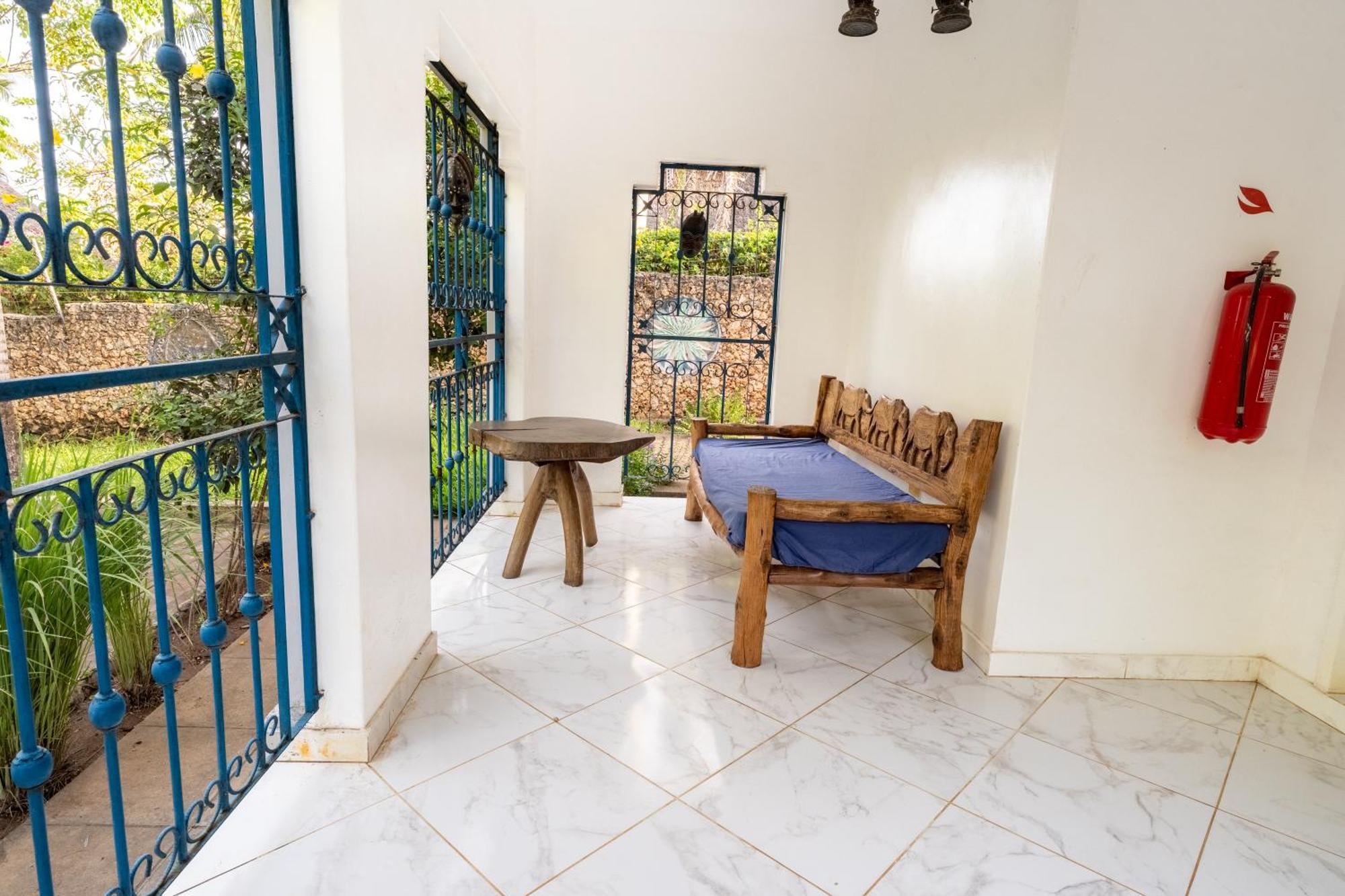 Queens Chateau Boutique Villa Диани Бийч Екстериор снимка