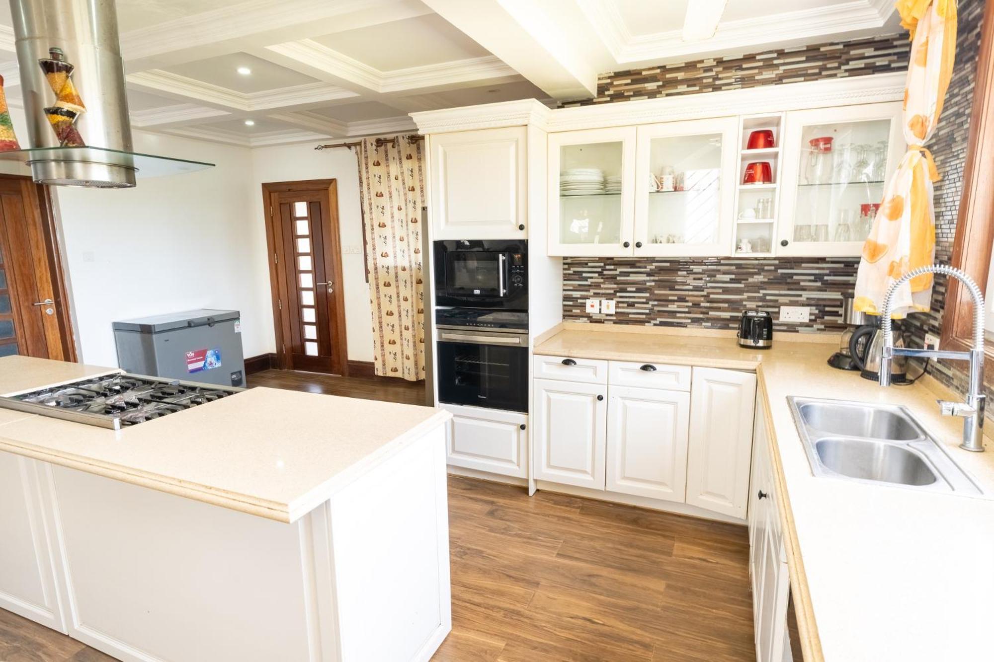 Queens Chateau Boutique Villa Диани Бийч Екстериор снимка