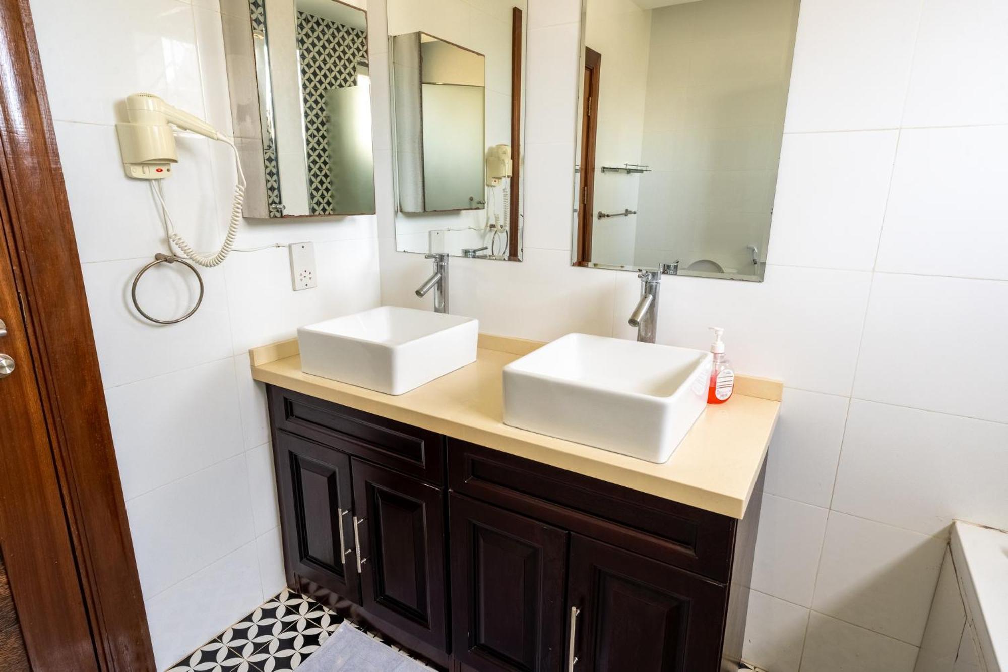 Queens Chateau Boutique Villa Диани Бийч Екстериор снимка