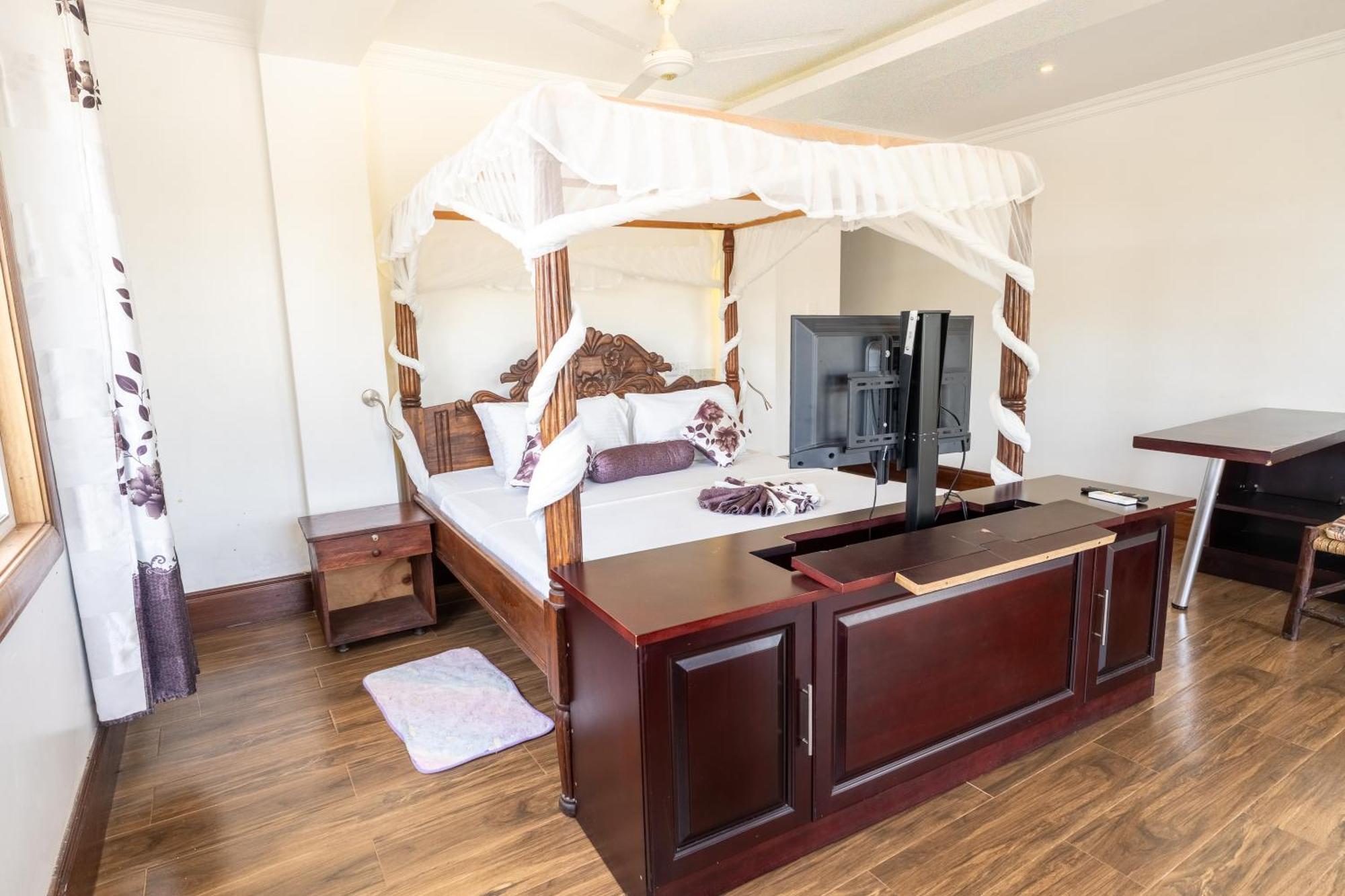 Queens Chateau Boutique Villa Диани Бийч Екстериор снимка